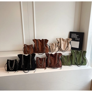 Sacs seaux et cabas en daim mat de différentes couleurs avec des poignées en chaîne dorée