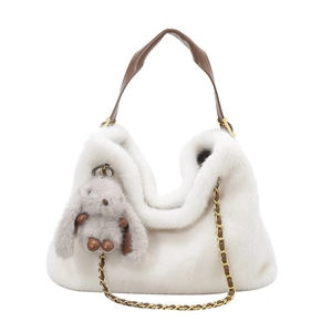 Flauschige Kunstfell Handtasche Detail, weiße Plüsch Umhängetasche mit Hasen Anhänger.