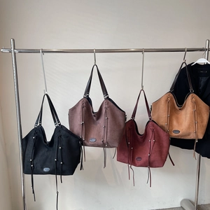 Minimalistische Fransen-Shopper in vier Farben mit Wildleder-Optik und Metallperlen