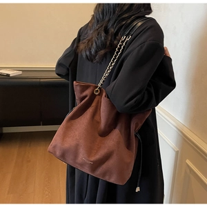 Sac seau vintage en daim marron avec bandoulière chaîne et cordon