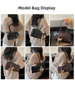 Vues détaillées du sac baguette vintage avec pompon décoratif porté par le mannequin