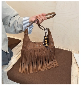 Borsa a spalla in pelle scamosciata marrone con frange, borchie a stella e perline in legno