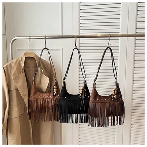 Trois sacs rétro en daim avec franges longues et rivets étoiles sur support métal
