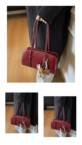 Détails du sac baguette bordeaux en similicuir avec breloques étoile et peluche mignonne