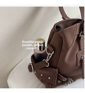 Vue détaillée de la poche latérale d'un sac cabas marron montrant le rangement