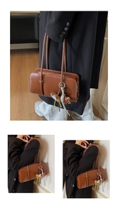 Gros plan du sac baguette en similicuir marron avec breloques étoile et peluche douce