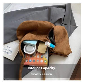 Capacité interne du sac cabas en daim marron avec tablette, livres et accessoires