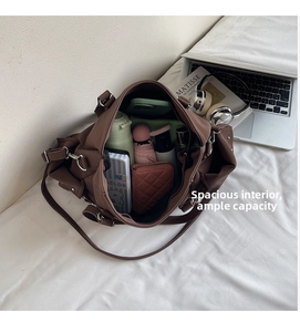 Grand sac fourre-tout marron montrant l'intérieur organisé avec un ordinateur