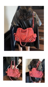 Détails du sac punk rouge avec de nombreuses poches zippées et des boucles métalliques