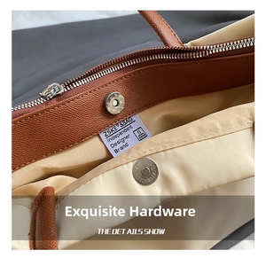 Gedetailleerd macrozicht van de bruine leren tote bag met magnetische sluiting en voering