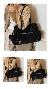 Détail du grand sac cabas noir tactique avec poches fonctionnelles et boucles en métal