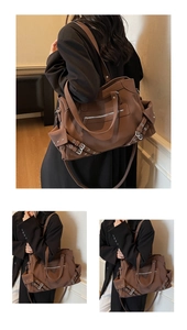 Grand sac cabas marron avec rivets de style moto et texture cuir mat porté par mannequin