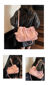 Vue détaillée du grand sac cabas rose en nylon avec boucles et bandoulière amovible