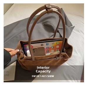 Vista dall'alto che mostra la grande capacità interna di questa borsa tote in camoscio