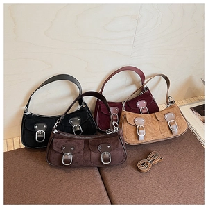 Détails de sacs vintage en daim de quatre couleurs avec boucles en métal et sangles