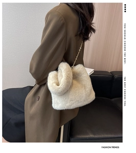 Détail du sac à main en fausse fourrure pelucheuse avec fine chaîne dorée blanc crème