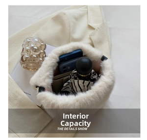 Vue détaillée du sac seau en peluche contenant téléphone, portefeuille et parapluie