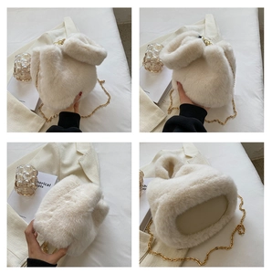 Détails d'un sac seau en fausse fourrure blanche avec chaîne dorée et fond en cuir lisse
