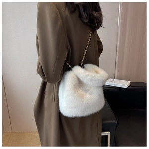 Détail du sac seau en fausse fourrure blanche avec bandoulière chaîne dorée
