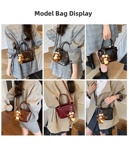 Détail du mini sac seau stylé avec charm ours en peluche et bandoulière réglable