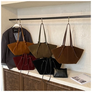 Détails de cinq sacs cabas en daim vintage en plusieurs couleurs avec lanières