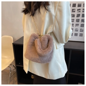 Sac bandoulière en fausse fourrure rose poudré avec chaîne dorée et poignée