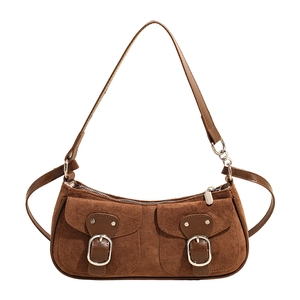 Bolso de hombro retro de ante marrón con textura mate y dos bolsillos con hebillas