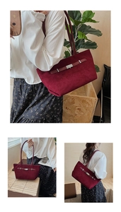 Vista dettagliata della borsa tote in pelle scamosciata bordeaux con fibbie in metallo