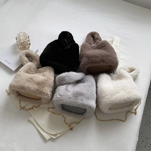 Sacs seaux chic en fausse fourrure en cinq couleurs avec base ronde et chaîne dorée