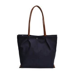 Grote marineblauwe plooitote met bruine lederen handvaten en metalen gespsluiting