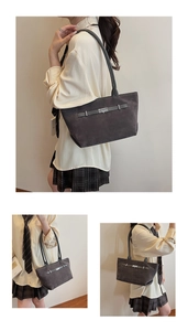 Vista dettagliata della borsa tote in pelle scamosciata grigio scuro con fibbia in argento