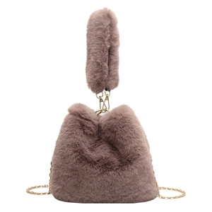 Sac seau en fausse fourrure marron moka avec chaîne dorée et poignée douce