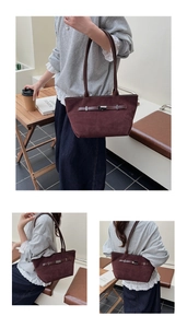 Dettagli della borsa tote bordeaux in pelle scamosciata con fibbia in metallo e manici