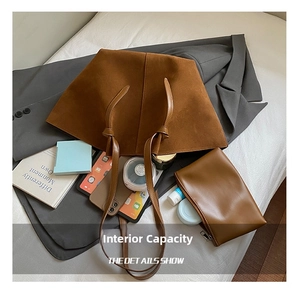 Détails de la grande capacité du cabas en daim marron avec sa pochette zippée assortie
