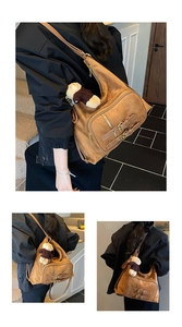 Viste dettagliate della borsa a tracolla marrone vintage con tasche e ciondolo a orsetto