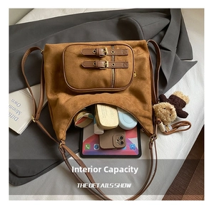Capacità interna della borsa a tracolla marrone vintage con tablet e cosmetici