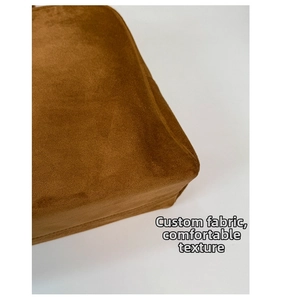 Gros plan détaillé sur le tissu en daim marron de qualité avec une texture mate douce