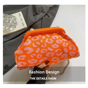 Détail du sac tricoté à motif léopard orange et rose avec une chaîne en métal