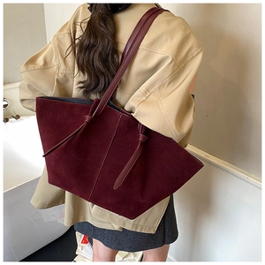 Détail du sac cabas bordeaux en cuir dépoli avec une bandoulière nouée élégante