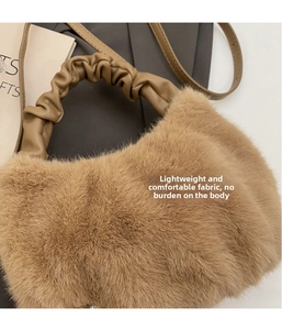 Détail de la texture en fausse fourrure marron et poignée en cuir froncé du sac à bandoulière