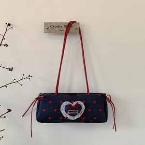 Borsa a spalla in denim a pois con fiocco rosso e toppa a cuore con pizzo