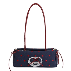 Borsa a spalla in denim blu navy a pois rossi con ricamo a cuore in pizzo bianco