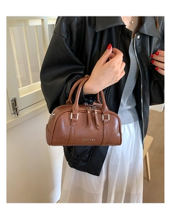 Detalle de bolso Boston de cuero marrón con logo Pantour y elegantes herrajes de metal
