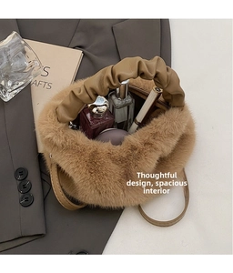 Détail du sac à main en peluche marron montrant l'intérieur spacieux et la poignée plissée