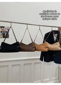 Λεπτομέρεια από τέσσερις τσάντες ώμου από ματ σουέτ σε μαύρο, καφέ, καραμελέ και κρεμ χρώμα