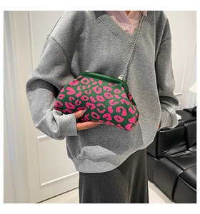 Detalle del bolso de punto con estampado de leopardo verde y rosa con cadena