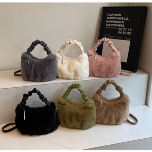 Détail de sacs à main en fausse fourrure pelucheuse en six couleurs avec poignées en cuir plissé