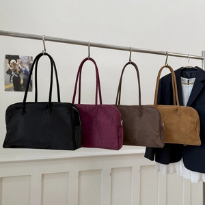 Détails des sacs cabas en daim en noir, bordeaux, marron café et kaki