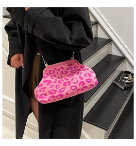 Détail du sac bandoulière léopard rose en tricot avec fermoir rétro et chaîne argentée