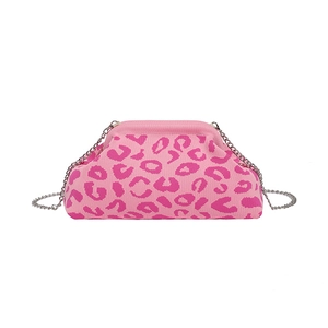 Bolso tipo concha de punto con estampado de leopardo rosa, cadena y cierre metálico